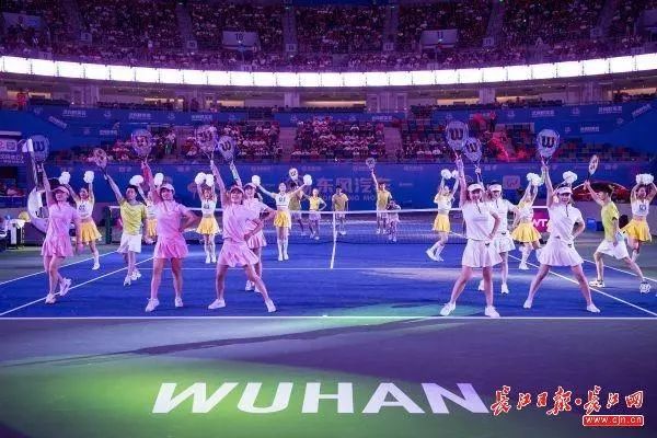  法兰克福主场灯光秀致敬功勋老将  